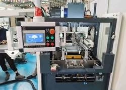 I cosmetici astuti della scarpa copre l'impacchettatrice rigida della scatola della Banca di potere in pieno automatica