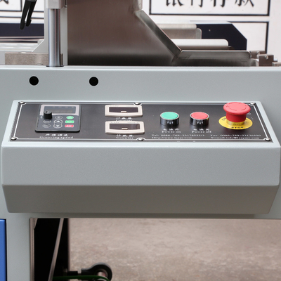 La macchina automatica di scanalatura in V è la soluzione definitiva per un'efficiente scanalatura in cartone nella produzione di scatole rigide.