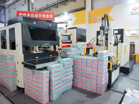 Macchina automatica a doppia funzione per la fabbricazione di scatole rigide per orologi