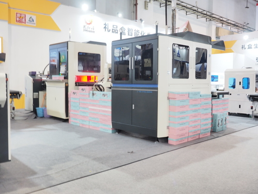 Macchina automatica a doppia funzione per la fabbricazione di scatole rigide per orologi