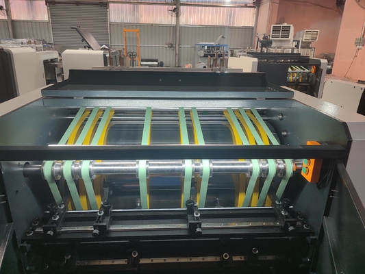 La macchina automatica di scanalatura in V è la soluzione definitiva per un'efficiente scanalatura in cartone nella produzione di scatole rigide.