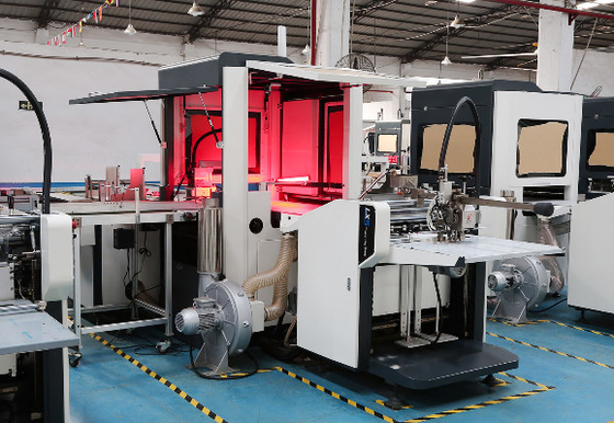 Macchina automatica per la fabbricazione di scatole rigide per orologi, calzature per giocattoli e telefoni con posizionamento visivo
