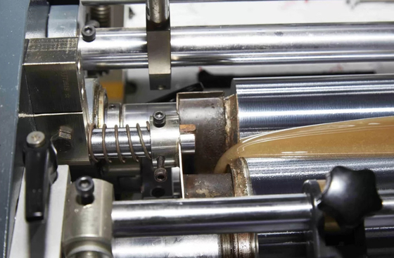 LS-1246D Fully Automatic High Speed Double Forming Candy Computer Phone Rigid Box Making Machine 40 pezzi al minuto