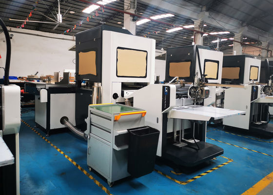 Sistema semiautomatico di applicazione della colla per la produzione di scatole rigide
