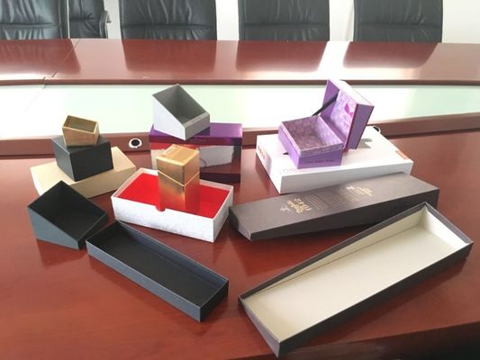 Macchina avvolgitrice del contenitore di sigaretta del regalo del profumo della macchina avvolgitrice di cartone di allungamento rigido del contenitore
