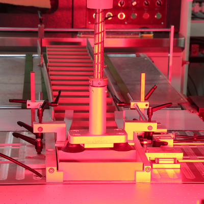 Sistema semiautomatico di applicazione della colla per la linea di produzione della copertura rigida della scatola